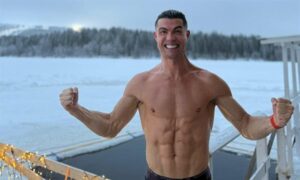Cristiano Ronaldo Bơi Giữa Băng Giá Ở Phần Lan Mùa Đông